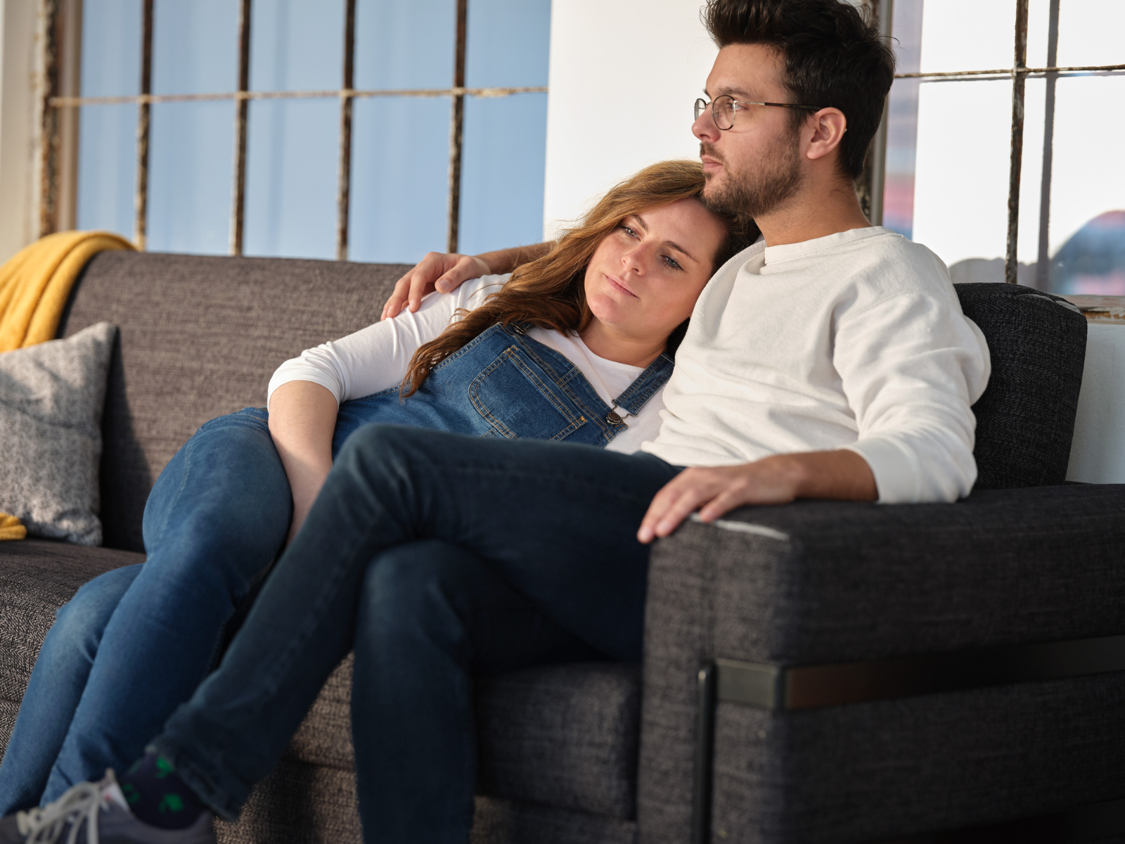 DORADO_13 Graues Schlafsofa mit kuschelnden Personen