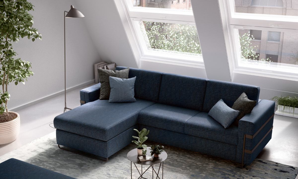 DORADO_Ambiente_Stoff_Blau_Longchair Blaues Schlafsofa mit einem Longchair