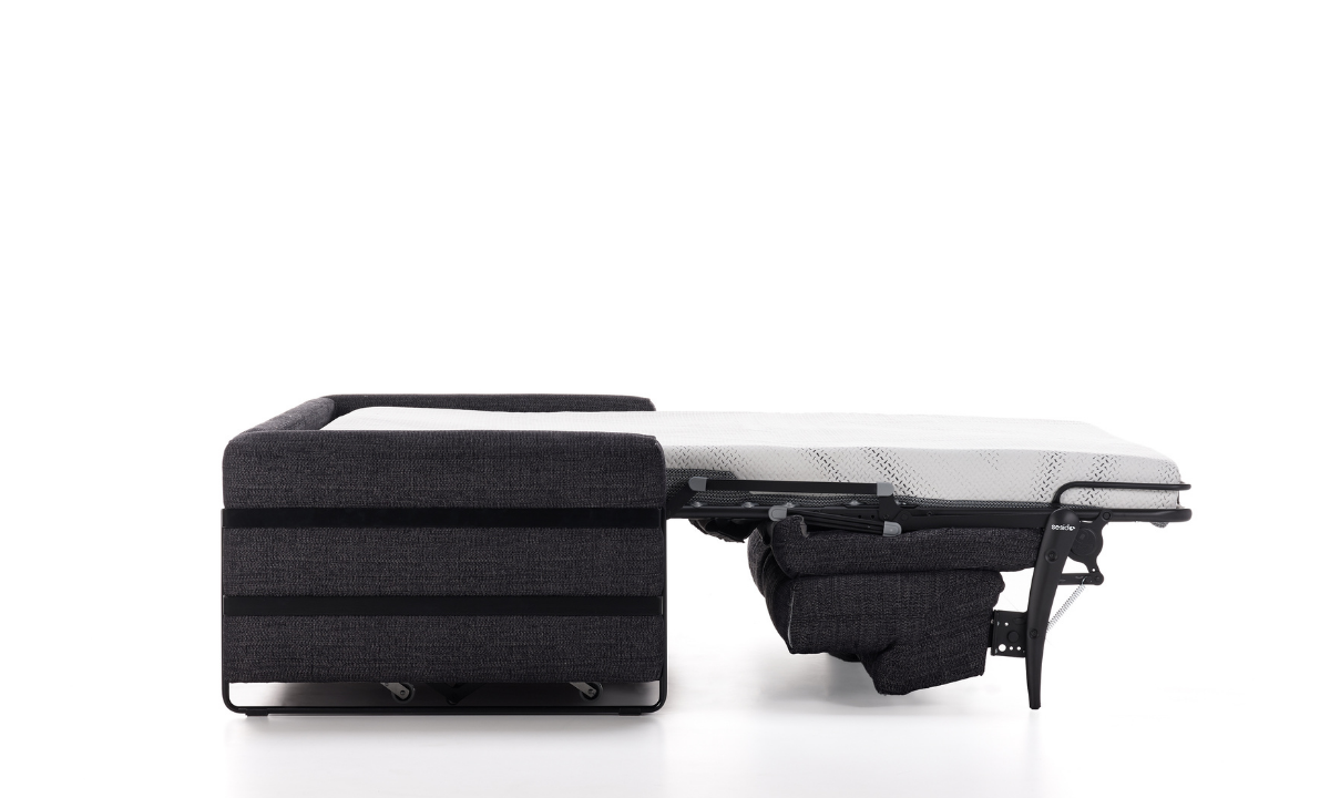 DORADO_Seite_Stoff_Anthracite_offen Graues geöffnetes Schlafsofa mit schwarzen Metallfüssen