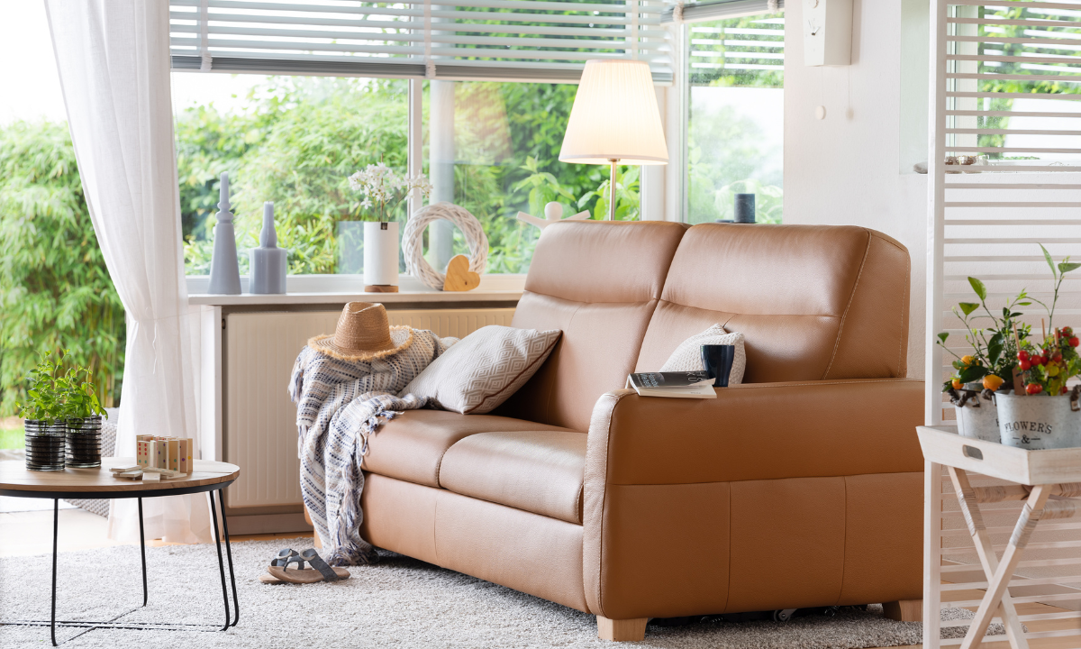 EKLIPSO_Ambiente_leder_cognac Braunes Schlafsofa mit braunen Füssen