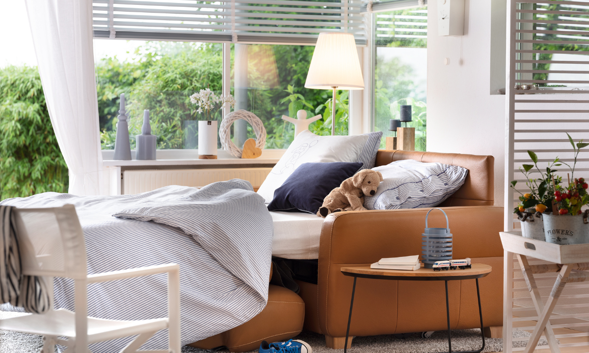 EKLIPSO_Ambiente_leder_cognac_offen Braunes Schlafsofa geöffnet mit Bettbezug