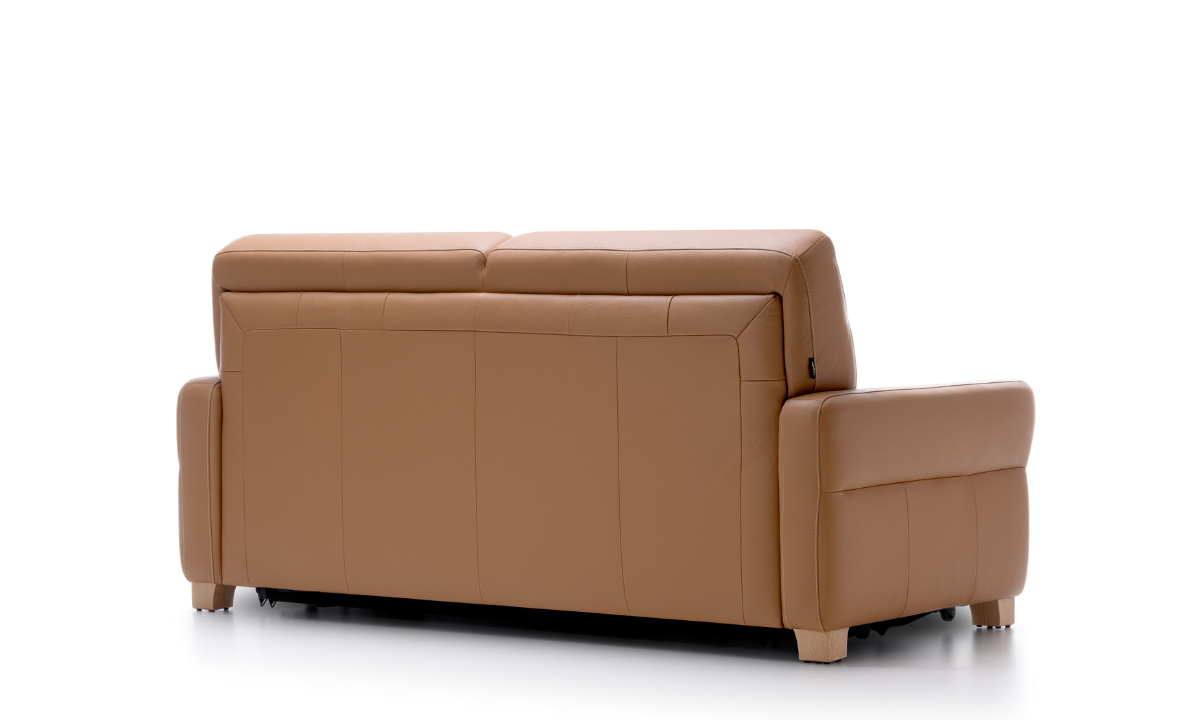 EKLIPSO_Hinten_Leder_Cognac Braunes Schlafsofa von hinten mit braunen Füssen