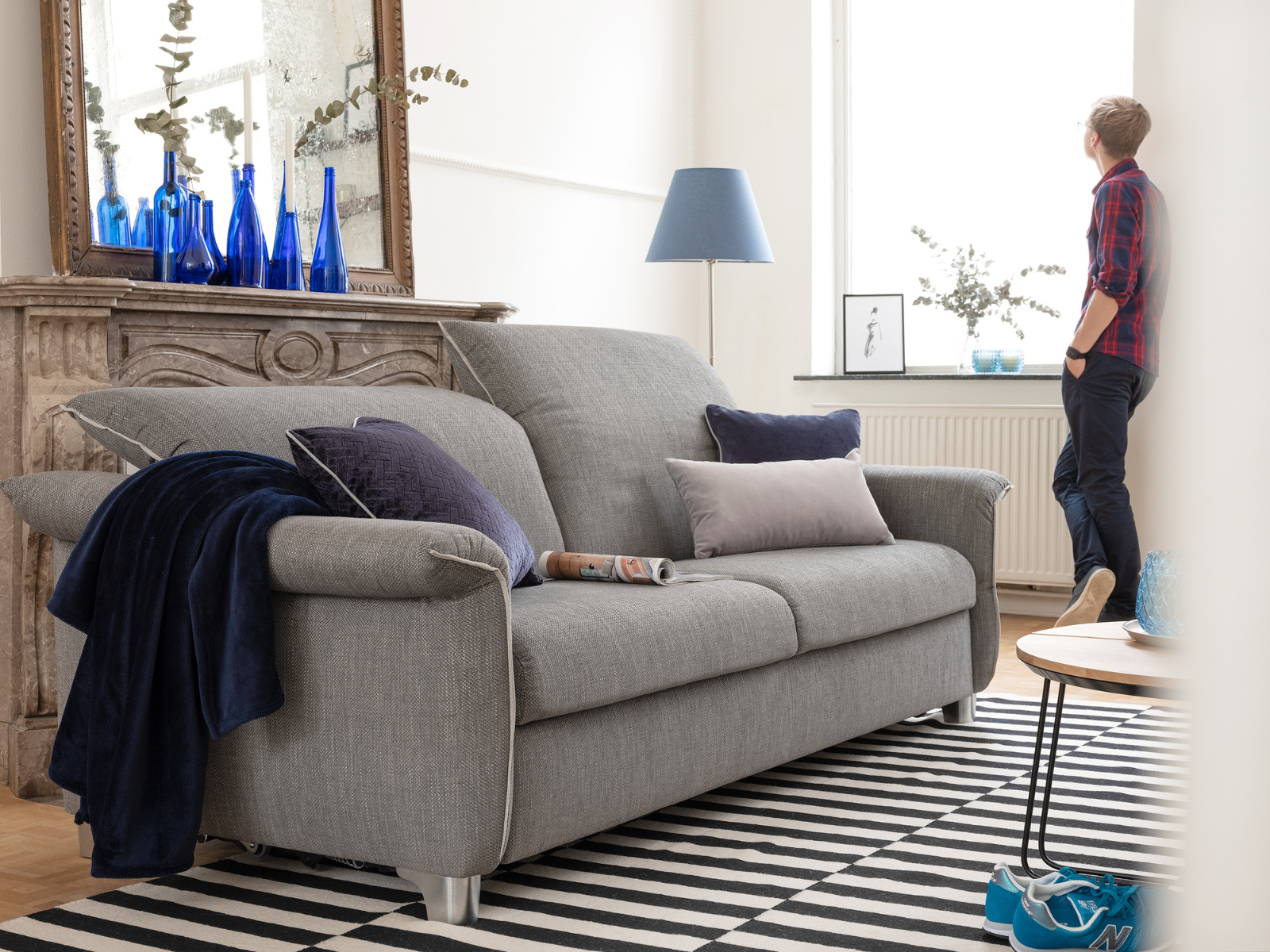 GALAXIO_23 Graues Schlafsofa mit silbernen Füssen