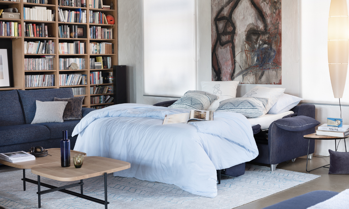 NOKTO_Ambiente_Stoff_blau_bett_offen Blaues Schlafsofa geöffnet mit Bettbezug