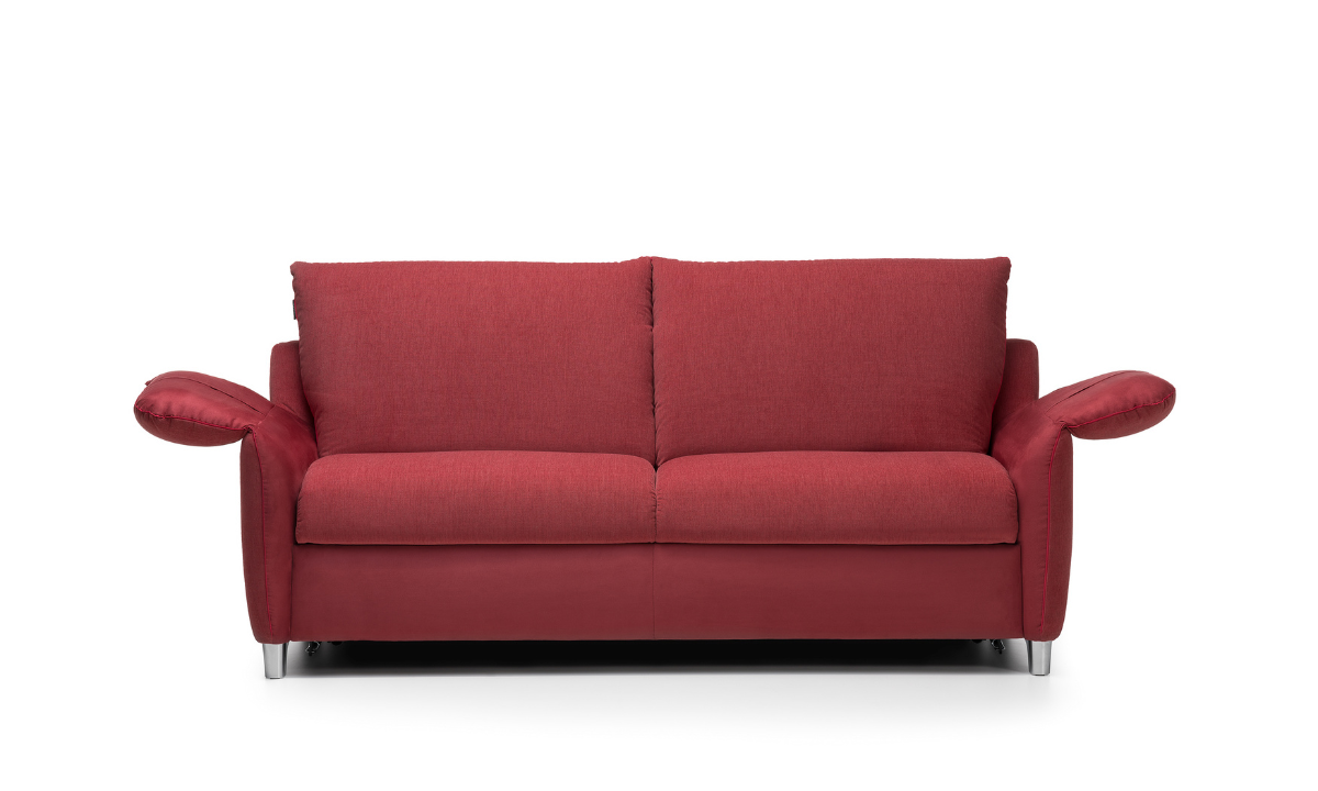 NOKTO_Frontal_Stoff_rot_Armlehnen_offen Rotes Schlafsofa mit silbernen Füssen