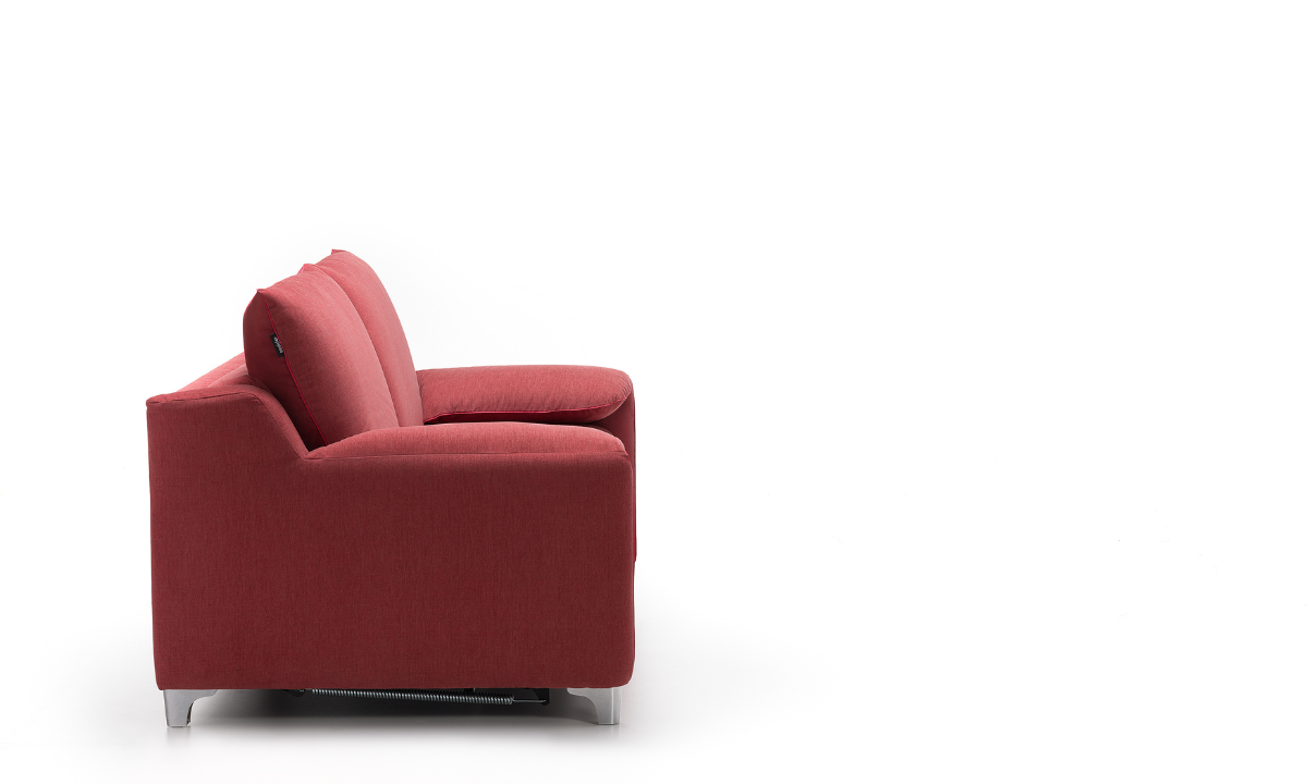 NOKTO_Seitenansicht_Stoff_rot16 Rotes Schlafsofa mit silbernen Füssen