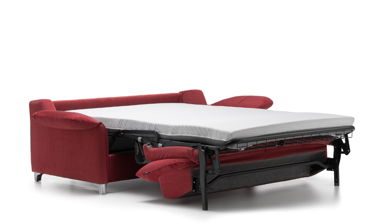 NOKTO_perspektive_Stoff_rot_Bett_offen Rotes Schlafsofa geöffnet mit silbernen Füssen