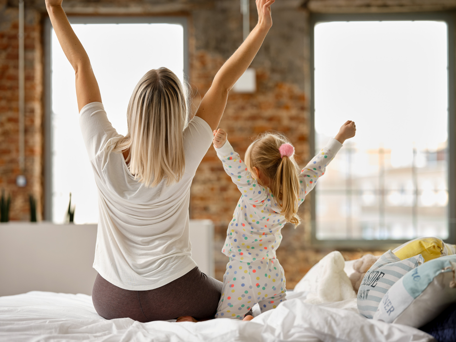 SESIDO_IMPRESSIONS_12 Mama und Kind strecken sich auf einem geöffneten Schlafsofa