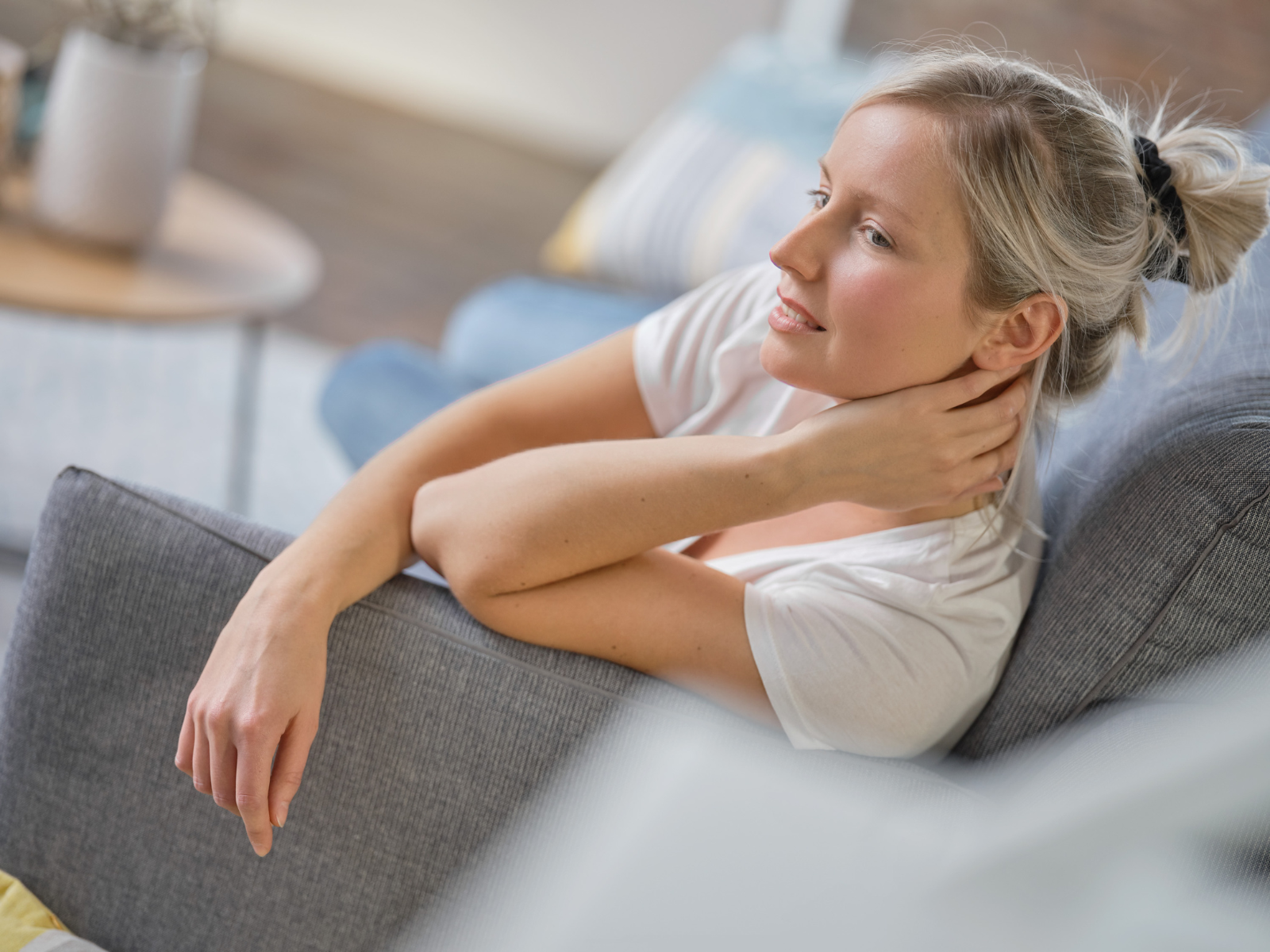 SESIDO_IMPRESSIONS_14 Eine Frau entspannt auf einem Schlafsofa