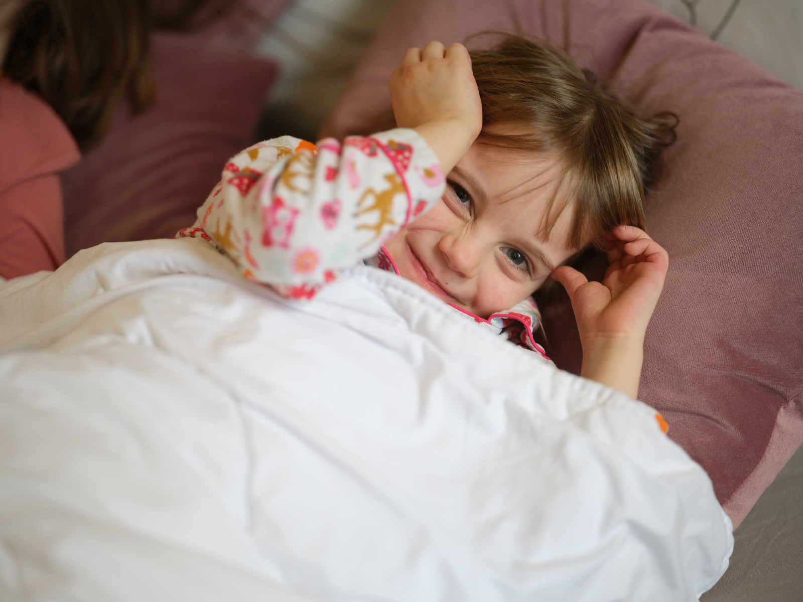 SESIDO_IMPRESSIONS_15 Ein kind liegt auf einem geöffneten Schlafsofa